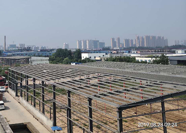 江蘇信年華工貿(mào)有限公司1#、2#廠房工程   門式鋼架施工階段.jpg